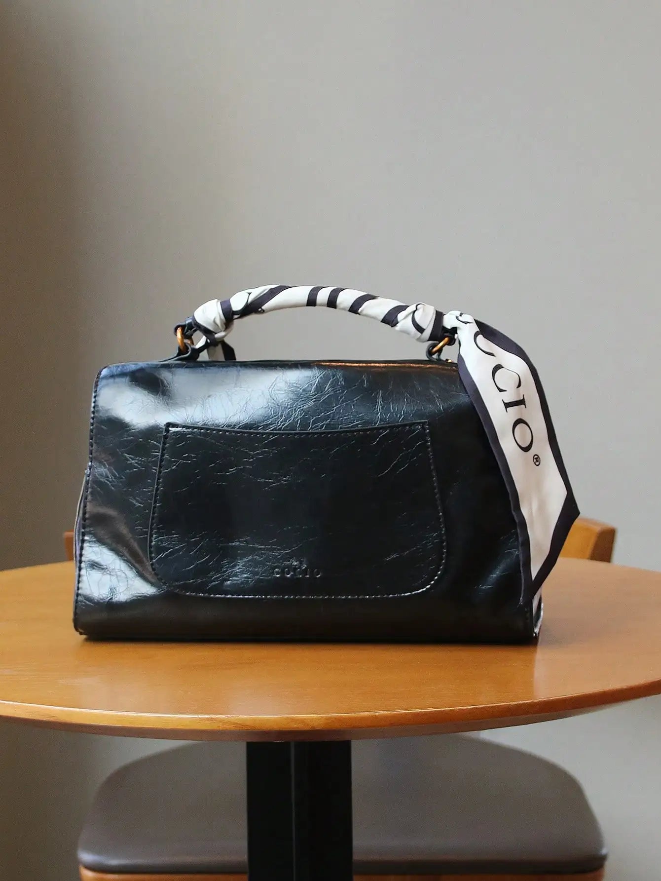 Luxury Oiled Leather Boston Bag, Fashionable  Large Capacity Tote Shoulder Bag, Comes With A Random Silk Scarf (Black Or White)