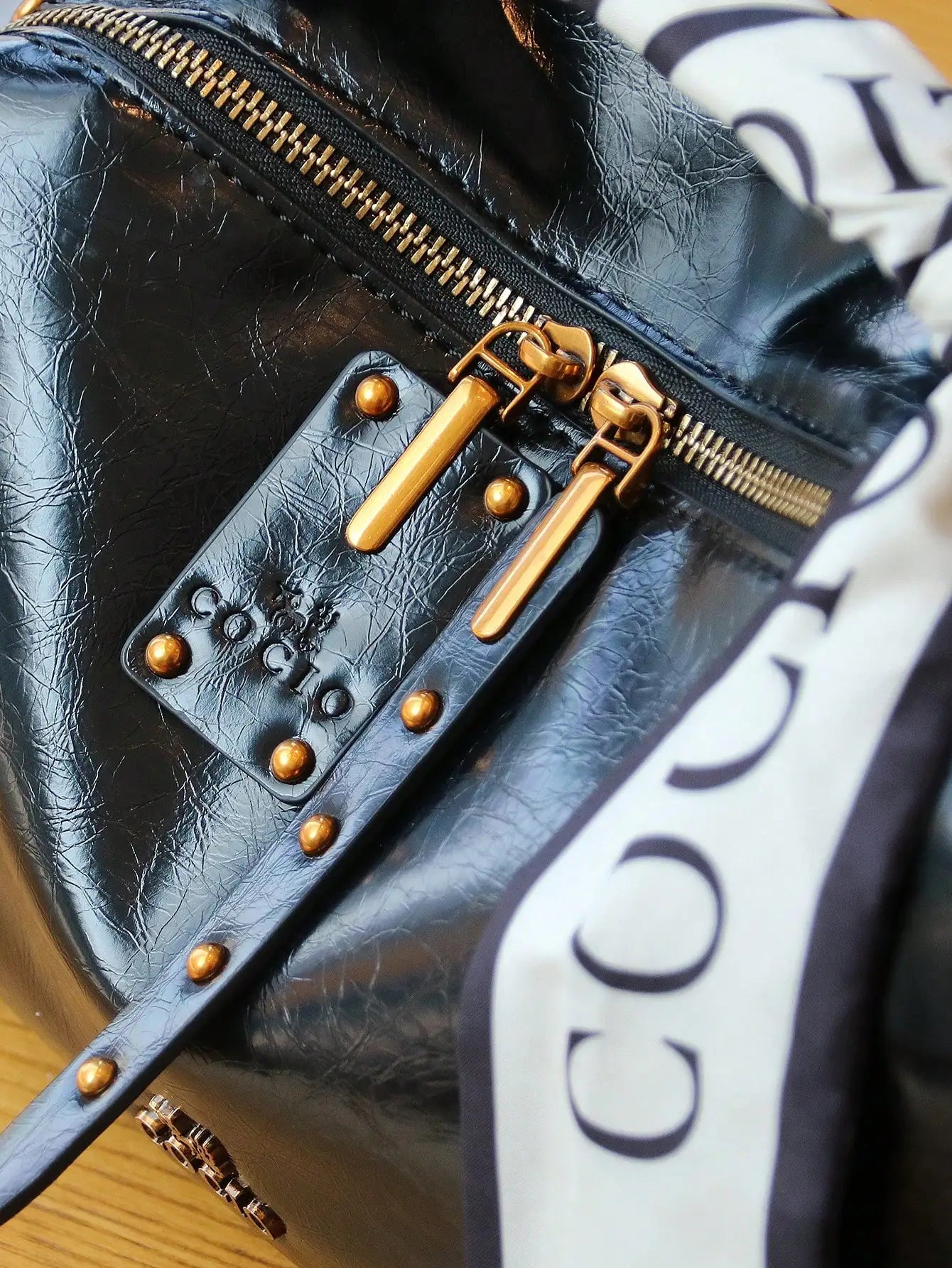 Luxury Oiled Leather Boston Bag, Fashionable  Large Capacity Tote Shoulder Bag, Comes With A Random Silk Scarf (Black Or White)