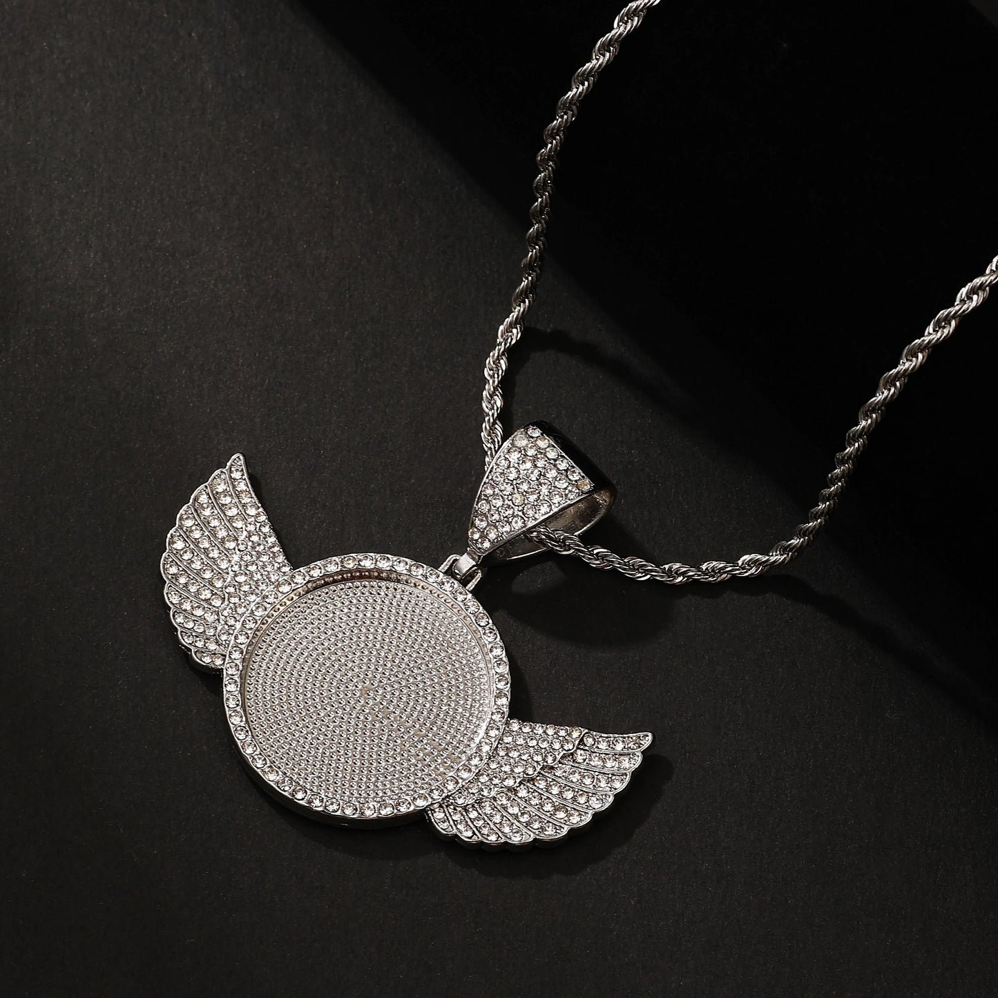 51/2000  Creative personalized round wing pendant with twisted chain, commemorative necklace for hip-hop DIY photo.