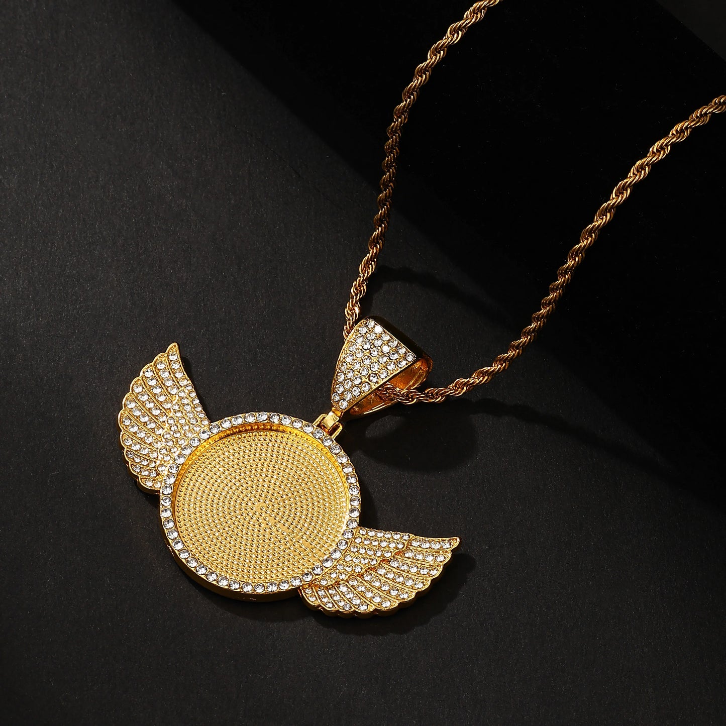 51/2000  Creative personalized round wing pendant with twisted chain, commemorative necklace for hip-hop DIY photo.