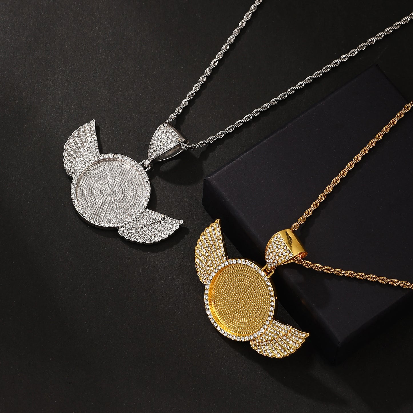 51/2000  Creative personalized round wing pendant with twisted chain, commemorative necklace for hip-hop DIY photo.