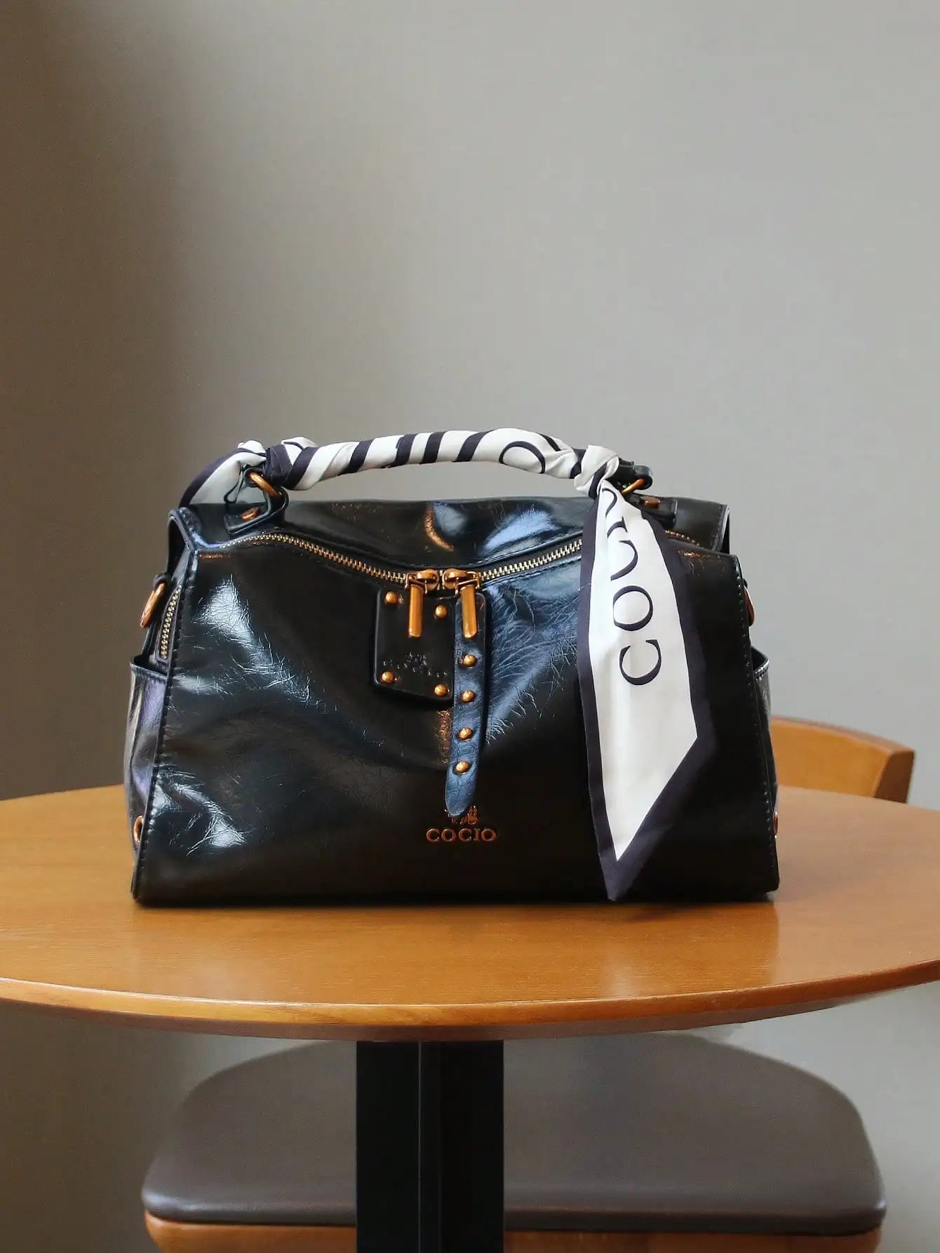 Luxury Oiled Leather Boston Bag, Fashionable  Large Capacity Tote Shoulder Bag, Comes With A Random Silk Scarf (Black Or White)